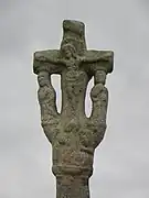 Sommet de la croix : le Christ entouré de la Vierge et de Saint-Jean