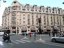 Façade principale de l'hôtel Lutetia donnant sur la rue.