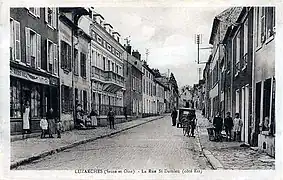La rue Saint-Damien, côté est en direction de l'église ; la RD 922 passait par ici avant la construction de la déviation.