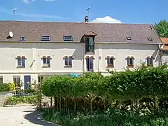 Le bâtiment principal de l'ancien moulin de Bertinval, après son reconversion en logements. Les bâtiments de la ferme autour de la cour subsistent toujours.