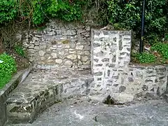 La fontaine de Rocquemont, qui ne dispense plus qu'un mince filet d'eau. Ce fut pourtant l'unique source d'eau potable dont pouvaient disposer les habitants durant tout le XIXe&nbsp;siècle.