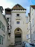 La porte Saint-Côme en haut de la rue du même nom faisait partie de la nouvelle enceinte du château d'En-Haut dont ce dernier a été muni au XIIIe&nbsp;siècle. Au XIXe&nbsp;siècle, elle a été reconstruite dans le style troubadour.