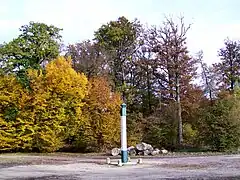 Poteau Nibert en forêt de Coye, point de rencontre avec Luzarches et Orry-la-Ville.