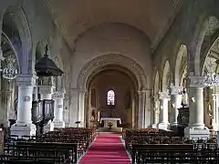 La nef de l'église Saint-Côme-et-Saint-Damien a été remaniée dans le style de la néo-Renaissance à l'occasion de l'ajout d'une travée à l'ouest, au début du XIXe&nbsp;siècle. Le chœur roman est bien visible au fond.