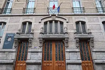 Entrée no&nbsp;16 boulevard Pasteur.