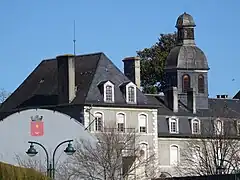 Photographie en couleurs d'un vieille immeuble et d'un fronton.