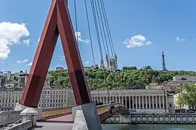 La passerelle du Palais-de-Justice, son pylone unique et ses haubans