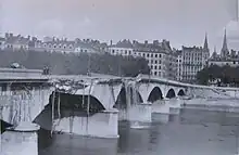 Le pont du Change en 1944, fortement endommagé par les charges explosives allemandes.