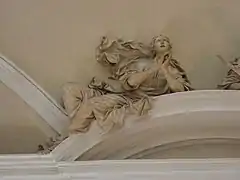 Sculpture d'une femme priant.