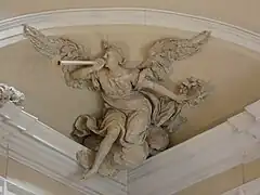 Ange soufflant dans une trompette.