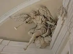 Ange soufflant dans une trompette.