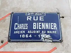 Voir la plaque.