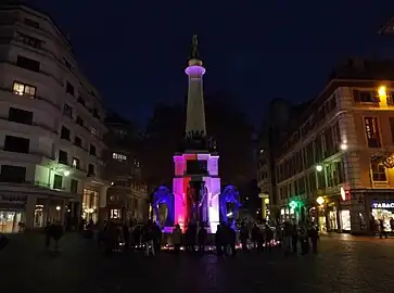 La fontaine des éléphants illuminée après les attentats du 13 novembre 2015 en France.