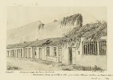 Anciennes loges ou « petites maisons » construites en 1557 pour abriter les fous et les vieillards.