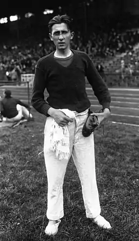 Photo noir et blanc en pied de Claude Ménard.