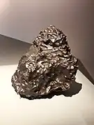 Morceau de la météorite de Sikhote-Aline qui s'est écrasée dans le raïon.