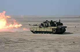 Tir d'un M1A1 du 13e&nbsp;corps expéditionnaire des Marines, lors d'un entraînement à munitions réelles.
