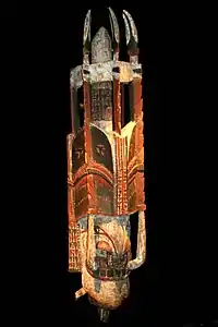 Masque malagan.  Bois, pigment, coquillages. H. 89&nbsp;cm. Papouasie-Nouvelle-Guinée. Nouvelle-Irlande. 1900-1950