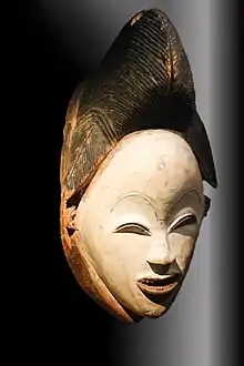 Masque okuyi. Pounou. Bois, kaolin, pigments. H. 34,5&nbsp;cm. Gabon. 1850-1950