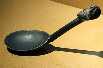 Cuiller. Baoulé. Bois. L. env. 15&nbsp;cm. Côte d'Ivoire. 1850-1950