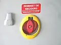 Le système d’ouverture de secours des portes (intérieur).