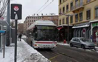 La ligne 6, ancien nom de la ligne S6, un jour de neige en 2010, ici à l'arrêt Croix-Rousse, en correspondance avec le métro. Le service s'apprête à descendre les pentes de la Croix-Rousse et se dirige vers la place Colbert.