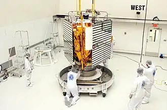 Photographie en couleur montrant des techniciens s'affairant autour de MESSENGER, en laboratoire.