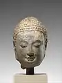 • Tête de Bouddha.• Époque: Dynastie Qi du Nord milieu du VIe&nbsp;siècle.• Calcaire avec traces de pigments et dorures.• Hauteur: 24,1 cm.• Metropolitan Museum of Art, New-York.
