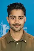 Manish Dayal interprète le Dr&nbsp;Devon Pravesh