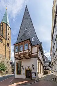 Vue de côté le long de l'église Sts Cosme et Damien