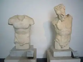 Torse supposé de Thésée et torse du Minotaure