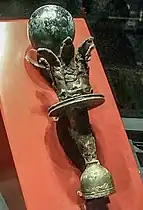 Insigne impérial en bronze et verre teinté.