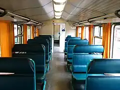 Intérieur d'une rame non rénovée (2e&nbsp;classe).