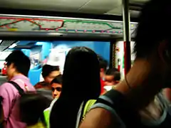 Passagers montant dans une rame.