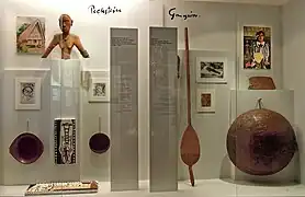 Vitrine d'exposition d'objets ethnologiques.