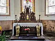 Maître-autel et retable.