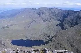 Vue de Cnoc na Péiste et d'une partie du loch Coimín Piast (en haut à gauche de l'image).