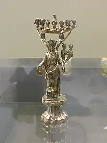 Statuette en argent de Tutela, portant les représentations des sept jours de la semaine, trésor de Mâcon, conservé au British Museum, hauteur 13 cm.