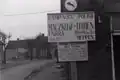 Panneau d'entrée à la limite de la ville de Maczków en 1945.