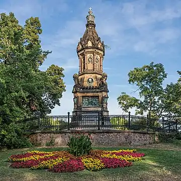 Kriegerdenkmal (Magdeburg)&nbsp;(de), à la mémoire des morts de la guerre de 1870, dans le parc de Fürstenwall. Aout 2022.