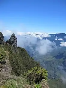 Photographie du piton du Maïdo surplombant le cirque de Mafate