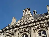 Détail de la façade de la mairie.