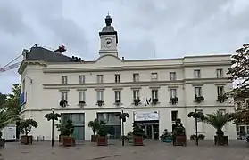 La mairie à l'ouest de la place.