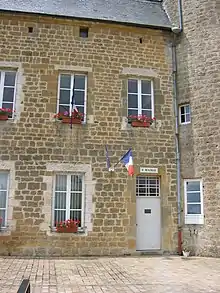 L'entrée de la mairie sur la terrasse, à côté de la tour nord-est.