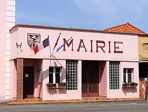 Photographie en couleurs d'une mairie (bâtiment administratif) à Andrest, en France.
