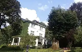 Nichée dans un magnifique cadre de verdure qui abritait notamment un haut chêne, désormais étêté depuis mars 2018 ...