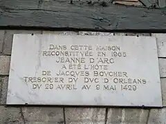 Plaque commémorative sur la porte d'entrée