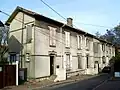 Maison double pour sous-chefs, d'avant 1914, dans la 1re&nbsp;rue Charles -Gabel. Il existe en deux exemplaires, plus trois sur un plan modifié, avec quatre resp. six logements pour ouvriers.