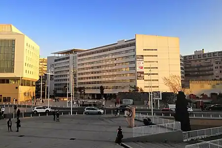 Vue d'un bâtiment de 7 étages, abritant l'ISEN Méditerranée, prise depuis la faculté de droit de Toulon