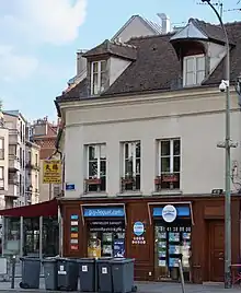 Rare maison du XVIIIe&nbsp;siècle à subsister à Suresnes, place Henri-IV. Elle comporte notamment des lucarnes en saillie.